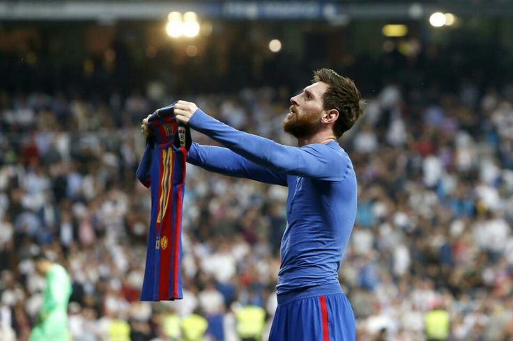 Messi celebrated by holding up his shirt, 2017