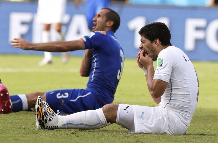 Suárez bit Chiellini, 2014